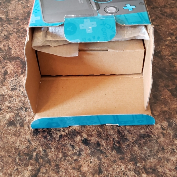 NEW Nintendo 2DS XL - Picture 6 of 8